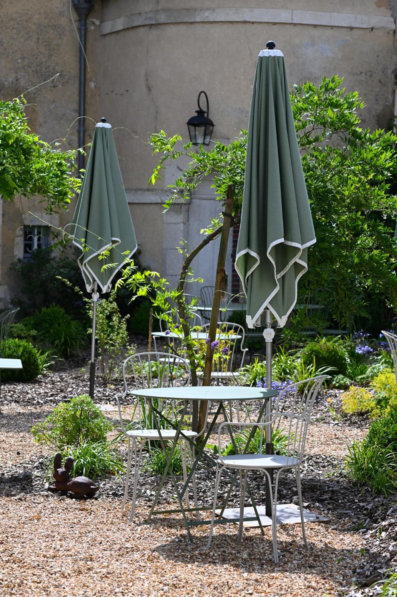 Hotel Les Pres Saint-Hilaire-le-Chatel ภายนอก รูปภาพ